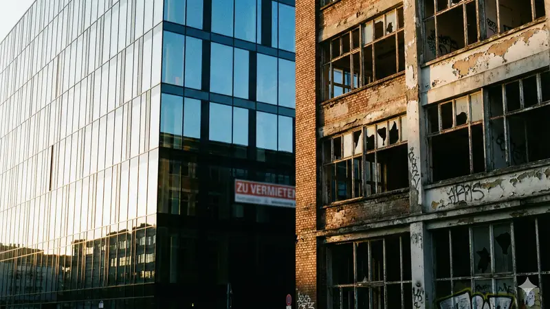 Symbolischer Vergleich zwischen modernen Prime-Office-Flächen und leerstehenden Bürobeständen.